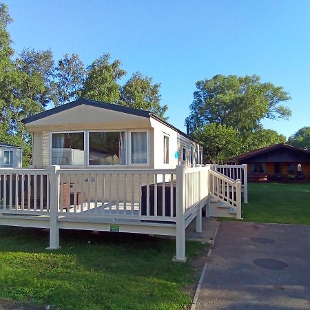 Beautiful 3 Bedroom Caravan With Hot Tub - Tattershall Lakes ภายนอก รูปภาพ