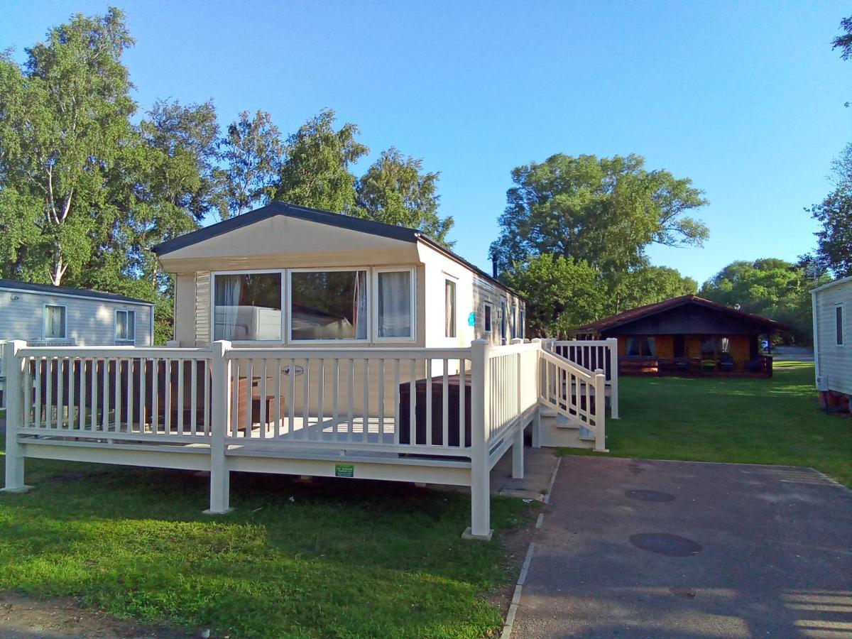 Beautiful 3 Bedroom Caravan With Hot Tub - Tattershall Lakes ภายนอก รูปภาพ