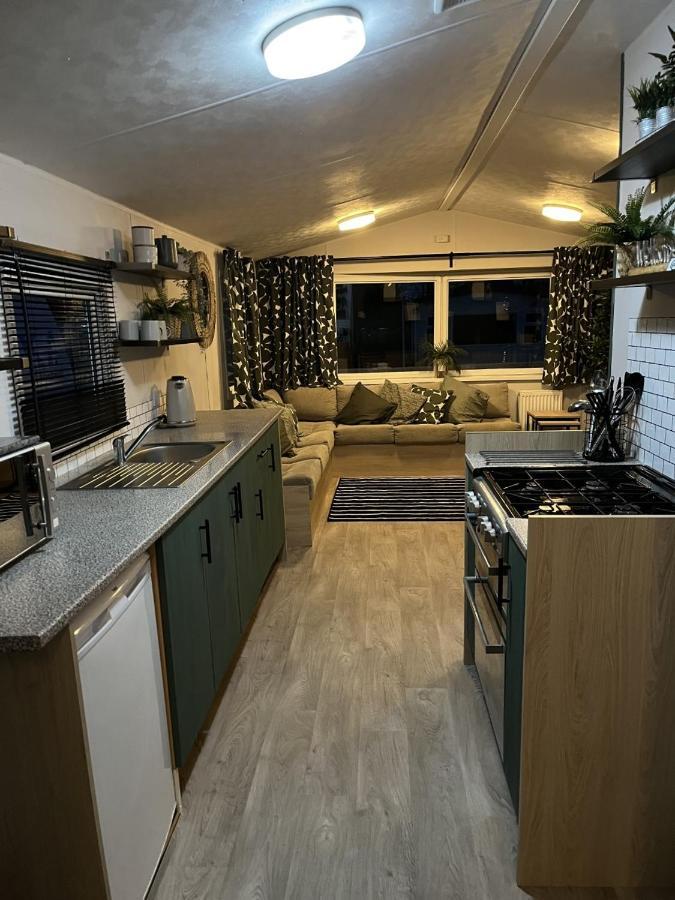 Beautiful 3 Bedroom Caravan With Hot Tub - Tattershall Lakes ภายนอก รูปภาพ